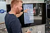 Daglig leder Erik Stokkeland i delvis Get-eide Futurehome viser her hvordan lederne i borettslag vil få oversikt over ulike smarte ting de har i leilighetene. Klikk for større bilde. Foto: Håvard Fossen