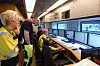Bane Nor har en egen målevogn, Roger 1000, som måler signaler langs sporene. Her er vi inne i «kupeen», der Bane Nors leder for tilstandsovervåkningen, Janicke Oskarsen, følger arbeidet. Foto: Marianne Henriksen/Bane Nor