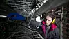 En arbeider i et datasenter som utvinner kryptovaluta må ha på seg hørselvern for å holde støyen ute. Nå frykter naboer i Trøndelag at en ny fabrikk i etableringsfasen skal skape problemer for nattesøvnen. Illustrasjonsfoto.