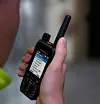 Det nye håndsettet MXP660 fra Motorola Solutions har plass til simkort for LTE/4G-nett og wifi, i tillegg til Tetra. Foto: Motorola Solutions