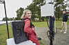 Digitaliserings- og forvaltningsminister Karianne Tung prøvde en mobil dekningsforlengelse fra Telenor da hun la fram nasjonal sikkerhetsplan for digital infrastruktur i høst. Telenor har samarbeidet med Forsvaret om å utvikle slike løsninger til bruk i felt, og nå vil regjeringen undersøke hvor godt rustet hele den digitale infrastruktuern i Norge er til å støtte Forsvaret og sivilsamfunnet ved krise og krig. Foto: Ole Berg-Rusten / NTB