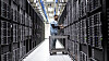 Microsoft Azure. En tekniker jobber med vedlikehold ved et av Microsofts datasentre. Anlegget er ikke identifisert og bildet er udatert.