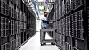 Microsoft Azure. En tekniker jobber med vedlikehold ved et av Microsofts datasentre. Anlegget er ikke identifisert og bildet er udatert.