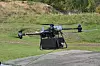Dronen kan bære opp til 40 kilo i kassen under dronen. Med basestasjonen om bord, har dronen kapasitet til cirka ti kilo ekstra. Det er med andre ord plass til å legge til en satelittantenne for å få dronen helt trådløs. Foto: Telia
