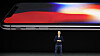 Apple-sjef Tim Cook viser frem den nye iPhone X-modellen. (Arkivfoto)
