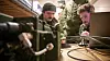 Deler av de ansatte i Cyberforsvaret kan bli overført til en privat bedrift når Forsvaret inngår samarbeidsavtale om IKT. Her ser vi cybertekniker-elever på øvelse i Voss.