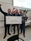 Olle Nyberg (Tieto), Jonas Therkelsen (Blockchangers) og Jon Ramvi (Blockchangers) jubler over pengebeløpet de vant på Hackathon. Nå ønsker de å prøve å vinne et større beløp. Foto: Olle Nyberg
