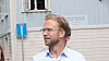 Digitaliseringsminister Nikolai Astrup sier mobilnettet kan gi bedre tjenester til befolkningen enn et dårlig kobbernett. Men da må mobiloperatørene sørge for innendørsdekning.