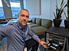 Nestleder Christian Bøhn i Trondheim Digital viser frem et av Trondheim kommunes «Grab and Go»-skap. Skapene er plassert rundt på sentrale plasser i kommunen. De er fylt opp med gjenbrukte HP-maskiner som har fått lastet inn Googles operativsystem, Flex: − Ansatte kan enkelt kan låne med seg en maskin når de trenger det og har behov for å bevege seg mellom lokasjoner, sier Bøhn.