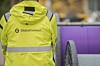 Her ser vi muligens den første fiberteknikeren i landet som har fått i oppdrag å skjøte sammen både internettforbindelser og hellige seremonier.
