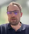 Benjamin Brodie er AI-utvikler hos Digdir, som nå kan presentere en ny chatbot han har laget. Skjermbilde: Digidir webinar