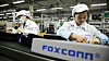 Arbeidere ved samlebåndet i en Foxconn-fabrikk i Kina som produserer iPhone.