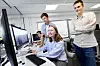 Årets sommerstudenter jobber trutt med å utvikle løsninger som dekker behov. Fra venstre: Magnus Øvre Sygard, Haakon Gunleiksrud (mentor), Elena Willmann og Halvor Øverby. Foto: Arash A. Nejad