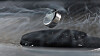 En svevende magnet er den klassiske demonstrasjonen av superledning. Her er superlederen (nederst) kjølt med flytende nitrogen.