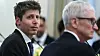 Open AI er gjenstand for et nytt søksmål fra Apple. Bildet viser Open AIs sjef Sam Altman (t.v.) og Apple-topp Tim Cook ved en annen anledning.
