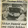 De ferske gründerne av Nordic VLSI (tidligere navn på Nordic Semiconductor) viser stolt fram produktene sine i Arbeider-Avisa. Bak fra venstre Frank Berntsen og Trond Sæther. Foran Oddvar Aaserud (til høyre) og avdøde Jan Meyer. Foto: Avisutklipp Arbeider-Avisa