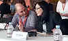 Forskningssjef Luke Ibbetson i Vodafone, her i samtale med Huaweis 5G-leder Zhu Peiying under et seminar i Paris.