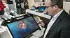 Du ser ikke hva jeg ser: Det er ikke så lett å vise i 2D hva direktør i HP Norge, Verner Hølleland ser på skjermen i 3D, men vi har sett det og ble imponert.