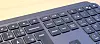 Det er egne knapper på tastaturet for å veksle mellom å styre opptil tre tilkoblede PC-er. Foto: Kurt Lekanger, Digi.no