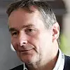 Jon Ølnes har jobbet med signeringsteknologi i nesten 30 år. Han er i dag produktsjef i Signicat: – Eller stammehøvding som de kaller meg internt, flirer han. Foto: Signicat