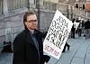 Alle har noe å skjule: En av relativt få demonstranter som hadde tatt med sin egen parole.