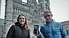 Distrikts- og digitaliseringsminister Linda Hofstad Helleland og dekningsdirektør Bjørn Amundsen i Telenor tester 5G foran Nidarosdomen i Trondheim sentrum.