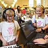 Frida Bruun (t.v.) og Johanne Iversen fra Trasop skole lager musikk sammen med Solveig Sørbø. Foto: Kjersti Flugstad Eriksen
