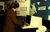 Dronning Elizabeth II mens hun sender sin aller første e-post fra en GEC 4080-datamaskin ved Royal Signals and Radar Establishment i Malvern, England, den 26. mars 1976. Foto: Peter Kirstein
