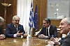 Det tyrkiske hackerangrepet settes i forbindelse med at Hellas' statsminister Kyriakos Mitsotakis (i midten) tok imot den libyske opprørsgeneralen Khalifa Haftar i Aten fredag.