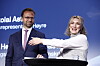 Høyre og Arbeiderpartiet legger seg tilsynelatende ganske tett i KI-politikken, men når budsjettene skal legges, kan forskjellene bli tydeligere. Her Nicolai Astrup og Karianne Tung på årets digitaliseringskonferanse.