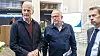 Statsminister Jonas Gahr Støre (t.v.) sammen med administrerende direktør i Brønnøysundregistrene, Lars Peder Brekk (i midten), og fungerende avdelingsdirektør Tor Arild Sunnevåg i Digitaliseringsdirektoratet under et besøk i Brønnøysund.