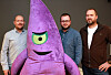 PurpleJS fra Enonic er et åpen kildekode- og Java-basert alternativ til Node.js for å kjøre JavaScript på serversiden. Fra venstre Sten Roger Sandvik (VP Engineering), PurpleJS-maskoten Juke, Morten Øien Eriksen (CEO) og Thomas Sigdestad (CTO) hos Enonic.