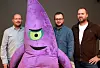 PurpleJS fra Enonic er et åpen kildekode- og Java-basert alternativ til Node.js for å kjøre JavaScript på serversiden. Fra venstre Sten Roger Sandvik (VP Engineering), PurpleJS-maskoten Juke, Morten Øien Eriksen (CEO) og Thomas Sigdestad (CTO) hos Enonic.