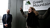 Distrikts- og digitaliseringsminister Linda Hofstad Helleland jubler etter å ha åpnet Green Mountains 4MW datasenter i Enebakk. Dette er det første av flere sentre selskapet skal bygge her, og det tredje datasenteret de åpner i Norge. Green Mountains administrerende direktør, Tor Kristian Gyland, til venstre.
