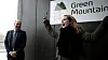 Distrikts- og digitaliseringsminister Linda Hofstad Helleland jubler etter å ha åpnet Green Mountains 4MW datasenter i Enebakk. Dette er det første av flere sentre selskapet skal bygge her, og det tredje datasenteret de åpner i Norge. Green Mountains administrerende direktør, Tor Kristian Gyland, til venstre.