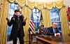 Donald Trump har besøk av Elon Musk og sønnen X Æ A-Xii mens han signerer presidentordrer på det ovale kontor i Det hvite hus 11. februar.