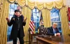 Donald Trump har besøk av Elon Musk og sønnen X Æ A-Xii mens han signerer presidentordrer på det ovale kontor i Det hvite hus 11. februar.