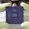 Kontrollteknikeren Anett Keiler ved AMD viser fram en 1,1 GHz AMD MD Athlon-prosessor under en pressekonferanse i Dresden, Tyskland, i september 2001. Foto: AP Photo/Matthias Rietschel