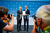 Skattekommisjonens leder Eigil Knutsen (t.h.) overrakte kommisjonens rapport til finansminister Jens Stoltenberg onsdag.