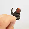 Creative Outlier One Plus benytter 6 mm høyttalerelementer med neodymium-magneter. Det følger med tre ulike silikonpropper og to ulike «finner» som holder øreproppene på plass. Foto: Kurt Lekanger, digi.no