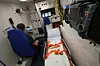 Fra innsiden av ambulansen. Også her kan pasientdata mates inn på brettet med noen fingerbevegelser og sveip.