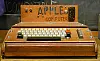 Apple I ble levert uten kabinett. Her en modell med hjemmesnekret kasse som står utstilt på museet Smithsonian. Bilde: Ed Uthman, Wikimedia Commons