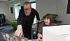 FOKUS PÅ TVERRFAGLIGHET: Mira Sjølie (t.h.) er UX-designer i team «Kjøremiljø» som lager en såkalt «Golden path», en slags bruksanvisning de andre teamene bruker når de skal sette opp infrastrukturen for sine tjenester. Hun sørger for at denne bruksanvisningen møter teamenes behov: – Tradisjonelt sett har ikke et sånt team en UX-designer, men det har vi i Origo, sier Sjølie. Foto: Sara Engesvik