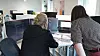 SMIDIG: Takket være teamet til Mira Sjølie (t.h.) som bistår i oppsett av teamenes infrastruktur, går jobben som utvikler smidig for seg, sier Jan Schjetne som forteller at han kan «release» flere oppdateringer på én dag. Foto: Sara Engesvik