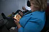 Statsminister Erna Solberg spiller Candy Crush under en flytur. Bildet er tatt i opptakten til stortingsvalget i 2013.