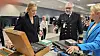 Justisminister Emilie Enger Mehl og NSM-direktør Sofie Nystrøm får historien om Enigma-krypteringsmaskinen av seksjonssjef Jan Arne Herranes i NSM. Foto: Per Helge Seglsten