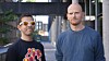 Fahd Newaz (t.v.) viser fram en av Metas smartbriller. Johan Sæbø mener brillene bør reguleres bedre.