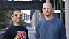 Fahd Newaz (t.v.) viser fram en av Metas smartbriller. Johan Sæbø mener brillene bør reguleres bedre.