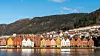 Bryggen i Bergen bades her – noe uvanlig – i solens stråler. Nå skal også strålene fra 5G-antennene være klare til å gi lynraskt mobilnett til bergenserne og turistene som besøker den ikoniske bydelen.