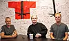Jarle Antonsen, Yngve N. Pettersen og André Schultz hos Vivaldi får travle dager i tiden etter hver nye Chromium-utvidelse. Veggpynten i bakgrunnen har Vivaldi fått fra japanske fans. Foto: Harald Brombach